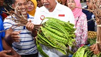 Pemeran Jenderal Naga Bonar ini sedang memegang tumpukan pete segar. Duh, nggak dimakan semua kan yaa? Foto: Instagram deddy_mizwar