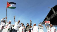 Massa berkumpul sambil mengibarkan bendera Palestina dan menyanyikan lagu Bela Palestina. terlihat juga spanduk bertuliskan Stop Trump yang dibawa oleh para peserta aksi.