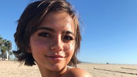 Gadis kelahiran 2001 ini juga gemar ke pantai. Maklum, darah Amerika Latin kental mengalir di nadi Isabela (Instagram/Isabela Moner)
