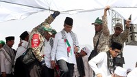 Gubernur DKI Jakarta Anies Baswedan dengan memakai syal bendera Palestina, menghadiri aksi massa Bela Palestina di Monas, Jumat (11/5/2018).