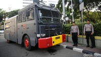 Water cannon juga disiagakan.