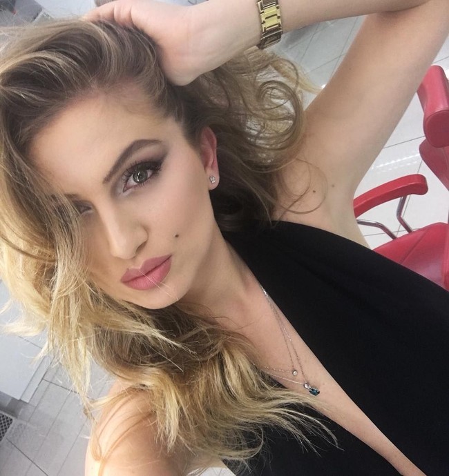 Deretan penampilannya yang diunggahnya ke Instagram selalu dibanjiri pujian followers. Mereka memuji kecantikan Beniada yang memiliki mata indah dan rambut pirang yang ikal. Foto: dok. Instagram