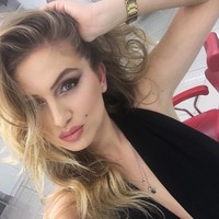 Deretan penampilannya yang diunggahnya ke Instagram selalu dibanjiri pujian followers. Mereka memuji kecantikan Beniada yang memiliki mata indah dan rambut pirang yang ikal. Foto: dok. Instagram