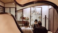Salah satu personel BBB ini sedang makan siang bersama ayah dan saudaranya. Resto Jepangnya lucu ya? Foto: Instagram ayushita