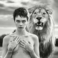 Dalam sebuah foto, Cara Delevingne bahkan tampil tanpa atasan alias topless, dengan si raja hutan berdiri di belakang. (Foto: Dok. TAG Heuer)