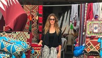 Gisele juga berkunjung ke pasar tradisional Souq Waqif. Pasar ini memang dikenal sebagai tempat penjual keramik, souvenir, rempah-rempah, pakaian tradisional dan kerajinan tangan. (gisele/Instagram)