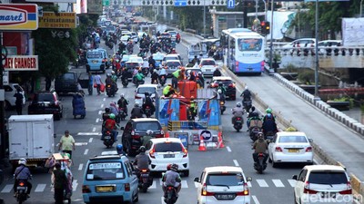 Aduh! Ada Proyek Galian di Tengah Jalan