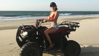 Kalau soal bertualang, Isabela juga tak bisa dianggap remeh. Begini gaya Isabela saat naik ATV di Peru (Instagram/Isabela Moner) 