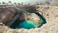 Fenomena sinkhole merupakan fenomena turunnya tanah menjadi lubang. Hal ini biasanya disebabkan oleh air tanah yang menggerogoti batuan kapur dan karbonat. (jacks.flight.club/Instagram)
