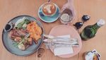 Lihat Pose Manis Ayushita Saat Cicip Gulali Sampai Makan Bareng Boneka