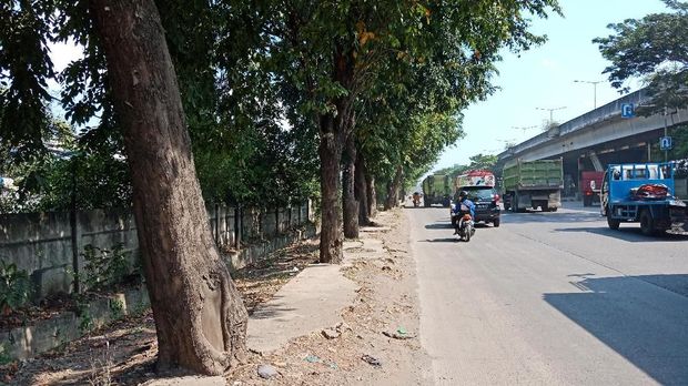 Trotoar rusak di Jalan Cakung-Cilincing Raya