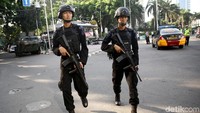 Personel Brimob berpatroli di kawasan Bundaran Hotel Indonesia, Jakarta.