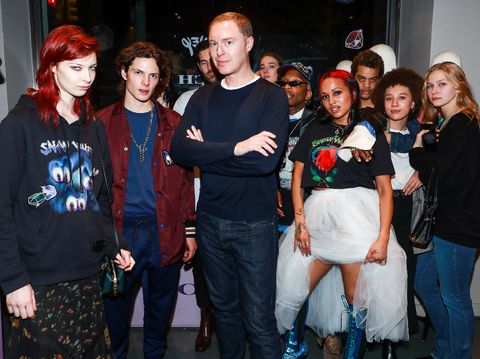 Desainer Coach Stuart Vevers bersama model yang memeragakan koleksi 'Disney x Coach'.