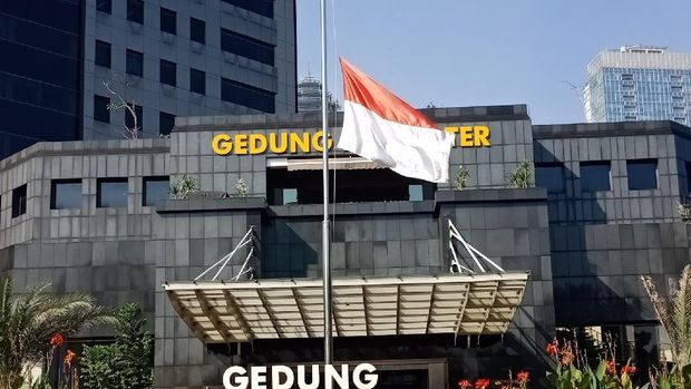 bendera setengah tiang di Polda Metro Jaya