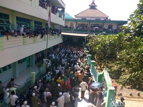 Ribuan Pelayat Iringi Pemakaman Kh Sholeh Qosim