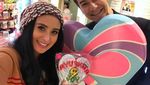 Lihat Pose Manis Ayushita Saat Cicip Gulali Sampai Makan Bareng Boneka