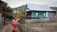 Nenek bernama Sandi Daeng Bau itu bercerita bahwa Desa Batujala ini tanahnya sangat subur, cocok ditanami berbagai jenis tanaman pangan. Sayangnya, sumber air bersih sulit sekali ditemukan. Pool/Kementerian ESDM.