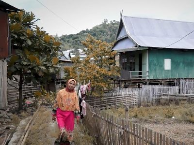 Nenek Daeng Kini Ambil Air Hanya Lima Langkah dari Rumah