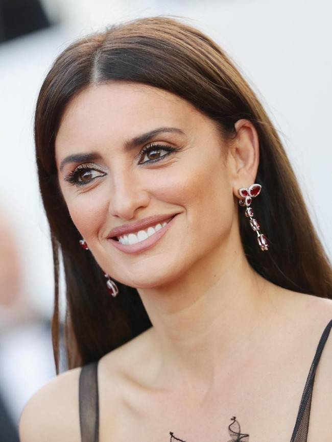 Perhiasan yang baru dirilis Juli mendatang itu terdiri dari sepasang anting dan cincin yang terbuat dari emas putih 18 karat dengan detail berlian serta rubi. Penelope Cruz Fine Jewelry Collection, begitu nama koleksinya, sekaligus menandai komitmen Swarovski untuk mengolah emas dari sumber yang bertanggung jawab. (Foto: Getty Images)
