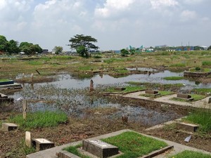 Kuburan di TPU Budi Dharma Cilincing Terendam Air