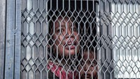 Dalam razia itu petugas menemukan seorang ibu bersama anaknya yang disinyalir mereka hadir untuk mengemis.