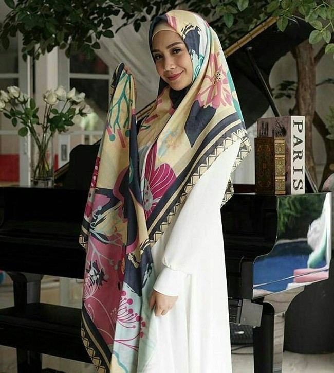 Meski belum mantap berhijab, Nagita Slavina hampir tak pernah memakai busana seksi di kesehariannya. Setiap Nagita posting foto berhijab banyak netizen yang mendoakan dirinya istiqomah berhijab. (Foto: Istimewa)