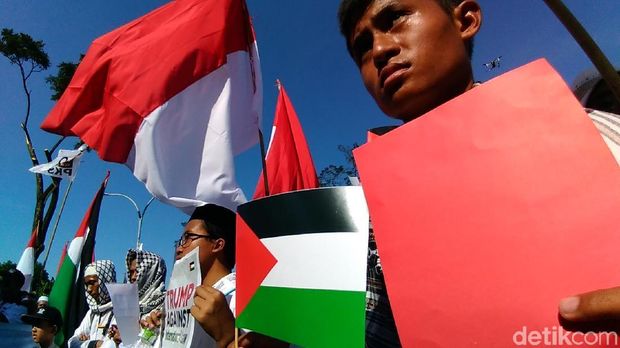Umat Islam Surabaya Gelar Aksi Bela Palestina di Konjen AS