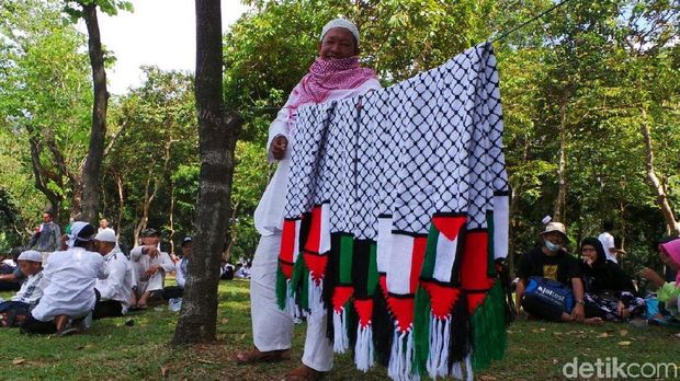 Dari Bogor ke Monas Pria Ini Jualan Pin Aksi Bela Palestina