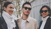 Tidak sendiri, Sophia juga mengajak serta anaknya Eva dan kekasihya. Sudah akrab banget nih (@sophia_latjuba88/Instagram)