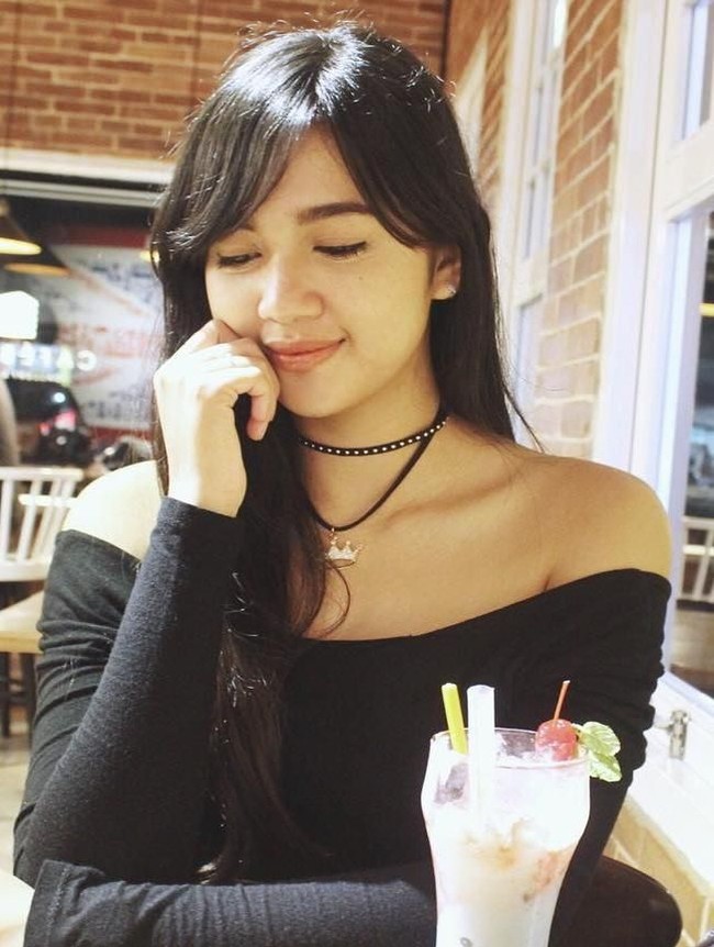 Dirinya juga sukses melenggang di ajang Internasional Miss Supranational 2014 dengan menyabet penghargaan Best National Costume. Foto: instagram/lilyestelita