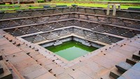 Bentuk dari sumur-sumur ini pun bisa dibilang luar biasa indah. Kolam yang berbentuk kotak, sumur ini diberi banyak anak tangga yang berbentuk piramid. (oblikss/Instagram)