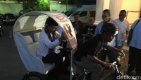 Ide Taufik ini kemudian diserahkan ke Jakarta Creative Comunity untuk merealisasikan fisik nyata becak tersebut.