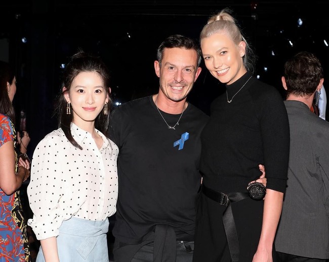 Ibu satu anak ini kini menikmati hidup mewahnya. Liburan keliling dunia hingga datang ke fashion show bergengsi dilakukan Zhang.  Foto: Instagram