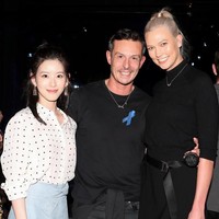 Ibu satu anak ini kini menikmati hidup mewahnya. Liburan keliling dunia hingga datang ke fashion show bergengsi dilakukan Zhang.  Foto: Instagram