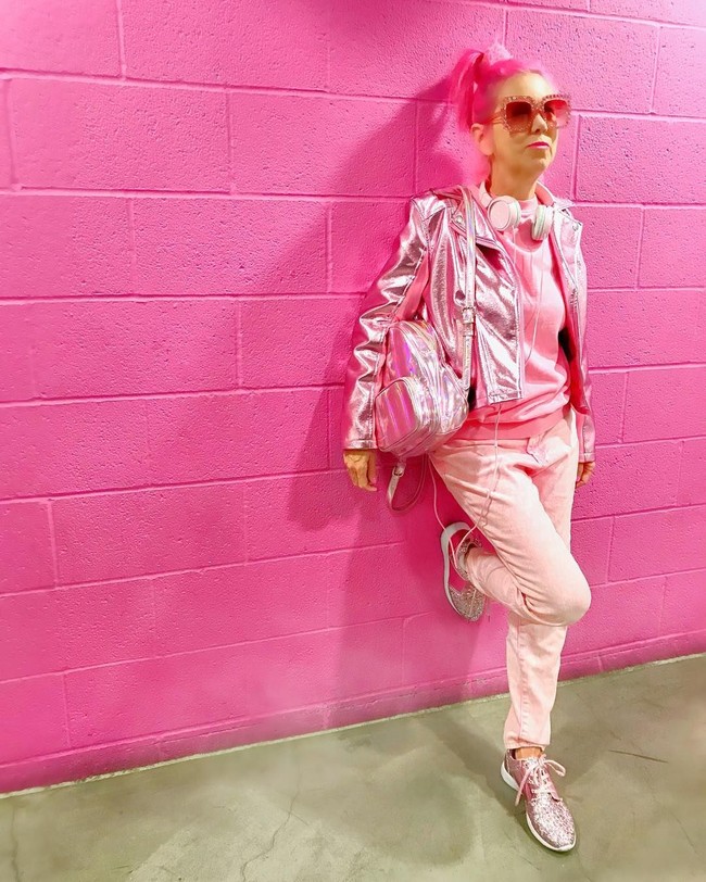 Sera pun menerima julukan wanita paling pink di dunia. Dia menggunakan busana pink setiap harinya.  Foto: Instagram