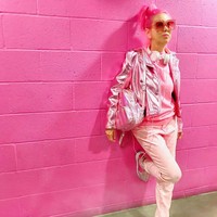 Sera pun menerima julukan wanita paling pink di dunia. Dia menggunakan busana pink setiap harinya.  Foto: Instagram