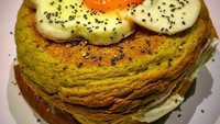 Pancake gurih gaya Italia ini dibuat tebal dengan taburan Italian seasoning dan telur mata sapi. Foto: Instagram @giuseppe_remorini