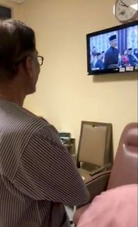 Anwar Ibrahim menonton upacara pelantikan PM Malaysia / 