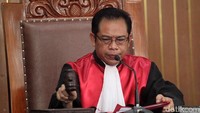 Aman seharusnya menjalani sidang tuntutan hari ini dengan dakwaan menggerakkan orang lain dan merencanakan sejumlah teror di Indonesia termasuk Bom Thamrin 2016. Aman dinilai telah menyebarkan paham yang menyebabkan jatuhnya korban jiwa dan kerusakan objek-objek vital.