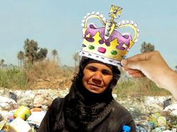 Kreatif! Perpaduan Benda Nyata dengan Lukisan