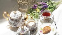 Koleksi tea cup milik @shirleydjaja ini bisa diandalkan untuk tea party. Ngeteh cantik di rumah pun bisa jadi pengalaman seru. Foto: Instagram