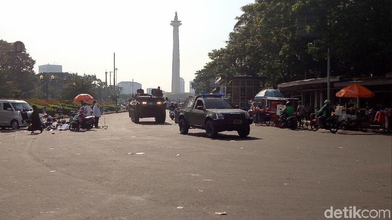 Massa Aksi Bubar, TNI-Polri Tarik Pengamanan dari Kedubes AS Massa Aksi Bubar, TNI-Polri Tarik Pengamanan dari Kedubes AS