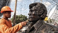 Perawatan dilakukan guna mencegah kerusakan pada patung tersebut.