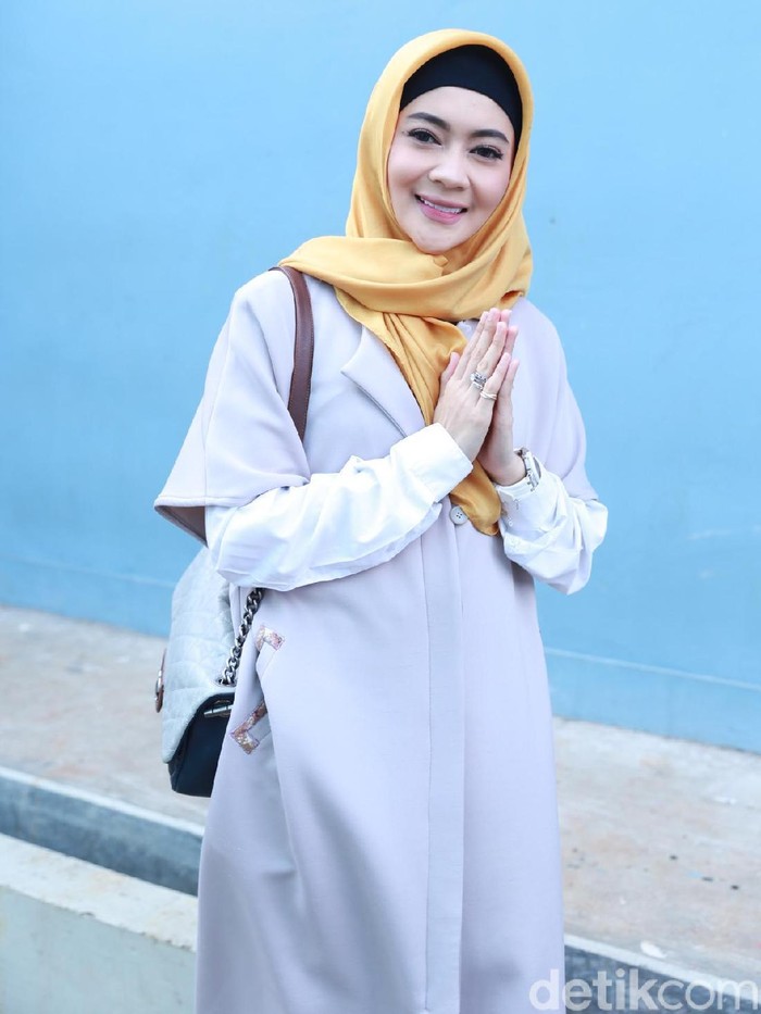 Pulang dari Palestina kini Indah Dewi Pertiwi Mantap Berhijab