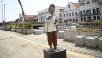 Terdapat beberapa instalasi seni yang didapat dimanfaatkan para pejalan kaki untuk melakukan swafoto di Kali Besar Kota Tua.