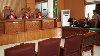 Agenda sidang hari ini yaitu pembacaan surat tuntutan, tetapi ditunda karena Aman tidak dapat dihadirkan.