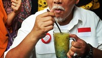 Ada-ada saja ya ekspresi Kang Deddy, sapaan akrab Deddy Mizwar, saat cicip cendol duren di Pasar Cibadak? Seger deh kelihatannya! Foto: Instagram deddy_mizwar