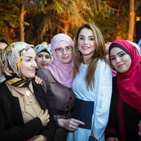 Ratu Rania dari Yordania sosok Cinderella modern yang menginspirasi. Terlahir dari keluarga non bangsawan dan tidak kaya-raya, kedua orangtua Rani berasal dari Palestina. Mereka kemudian pindah ke Amman, Yordania karena Perang Teluk Persia pada awal 90-an. (Foto: Instagram)