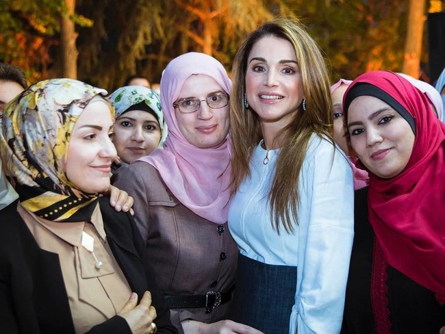 Ratu Rania dari Yordania sosok Cinderella modern yang menginspirasi. Terlahir dari keluarga non bangsawan dan tidak kaya-raya, kedua orangtua Rani berasal dari Palestina. Mereka kemudian pindah ke Amman, Yordania karena Perang Teluk Persia pada awal 90-an. (Foto: Instagram)