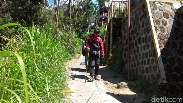 Puluhan Pendaki Berhasil Dievakuasi dari Merapi Pasca Letusan